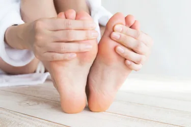 足が臭いのは病気？足の臭いの原因とケア・予防方法