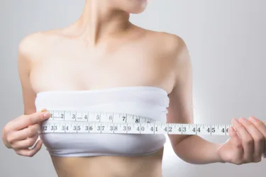 胸が小さい原因とは？大きくする方法と育乳に良い生活習慣