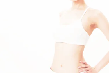 乳輪が大きいのは小さくできる？原因と治療法を解説