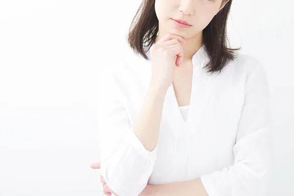 考える女性