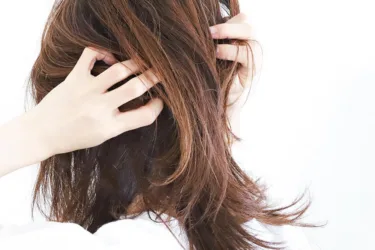 髪がパサパサになる原因は？ケア方法や健康の関係